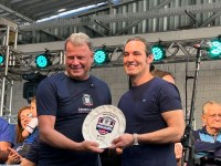 Presidente da Câmara recebe troféu pela participação nos jogos