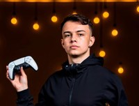 Atleta de e-sports Eduardo Freitas é homenageado pela Câmara de Campo Largo
