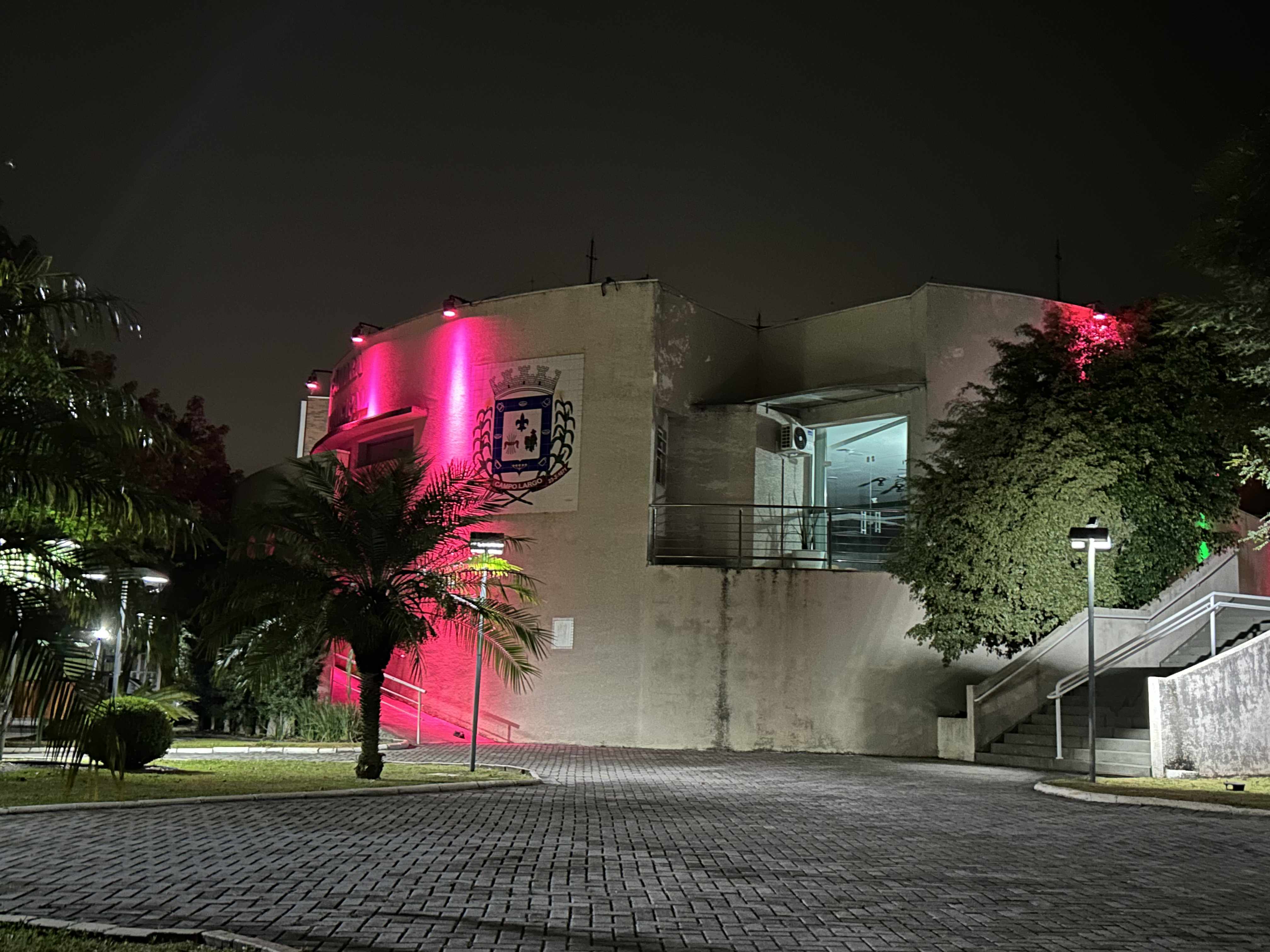 Fachada da Câmara de Campo Largo ganha iluminação rosa pelo Mês da Mulher