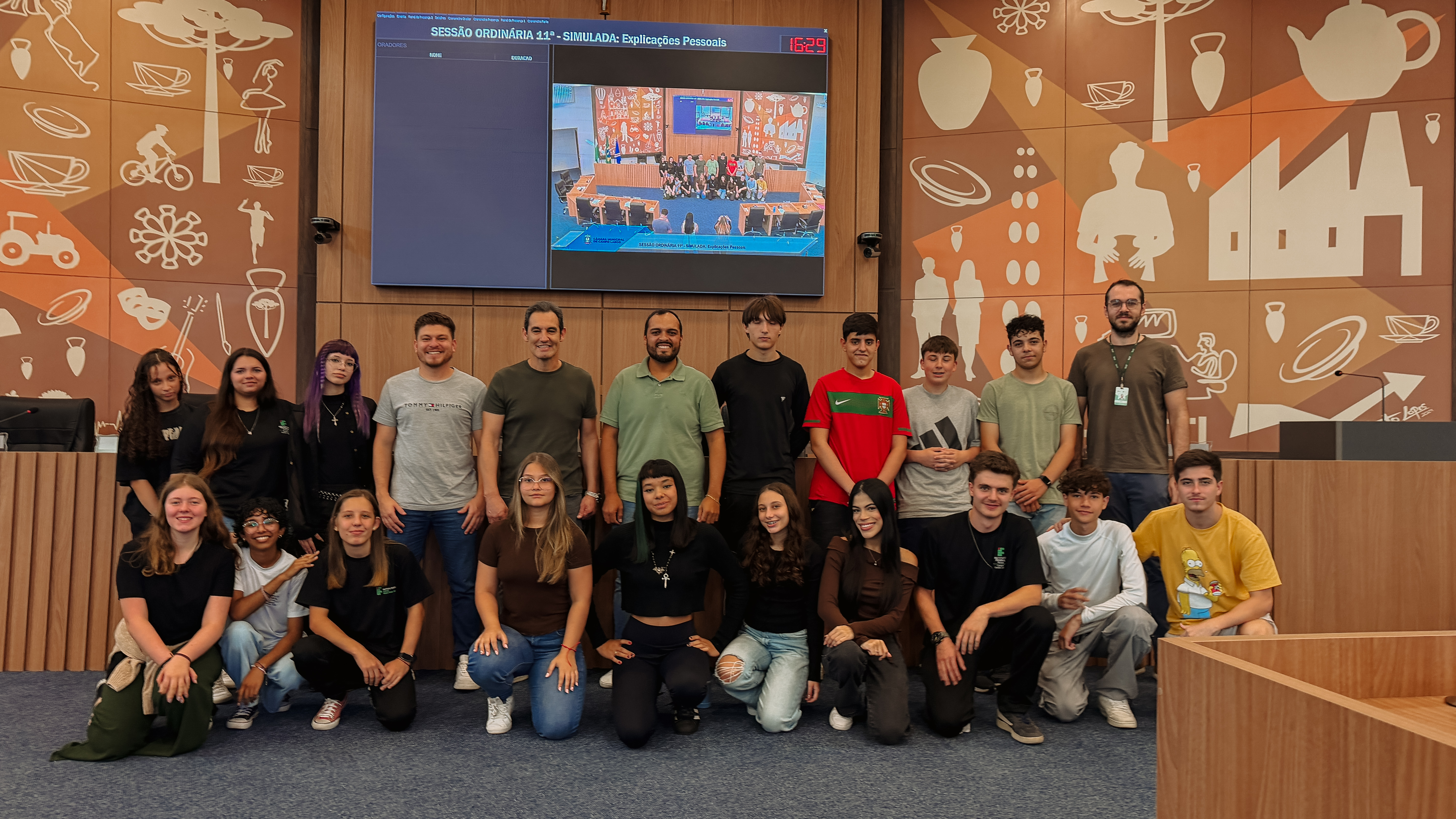 Mais de 120 estudantes do IFPR em visitas guiadas na Câmara de Campo Largo  