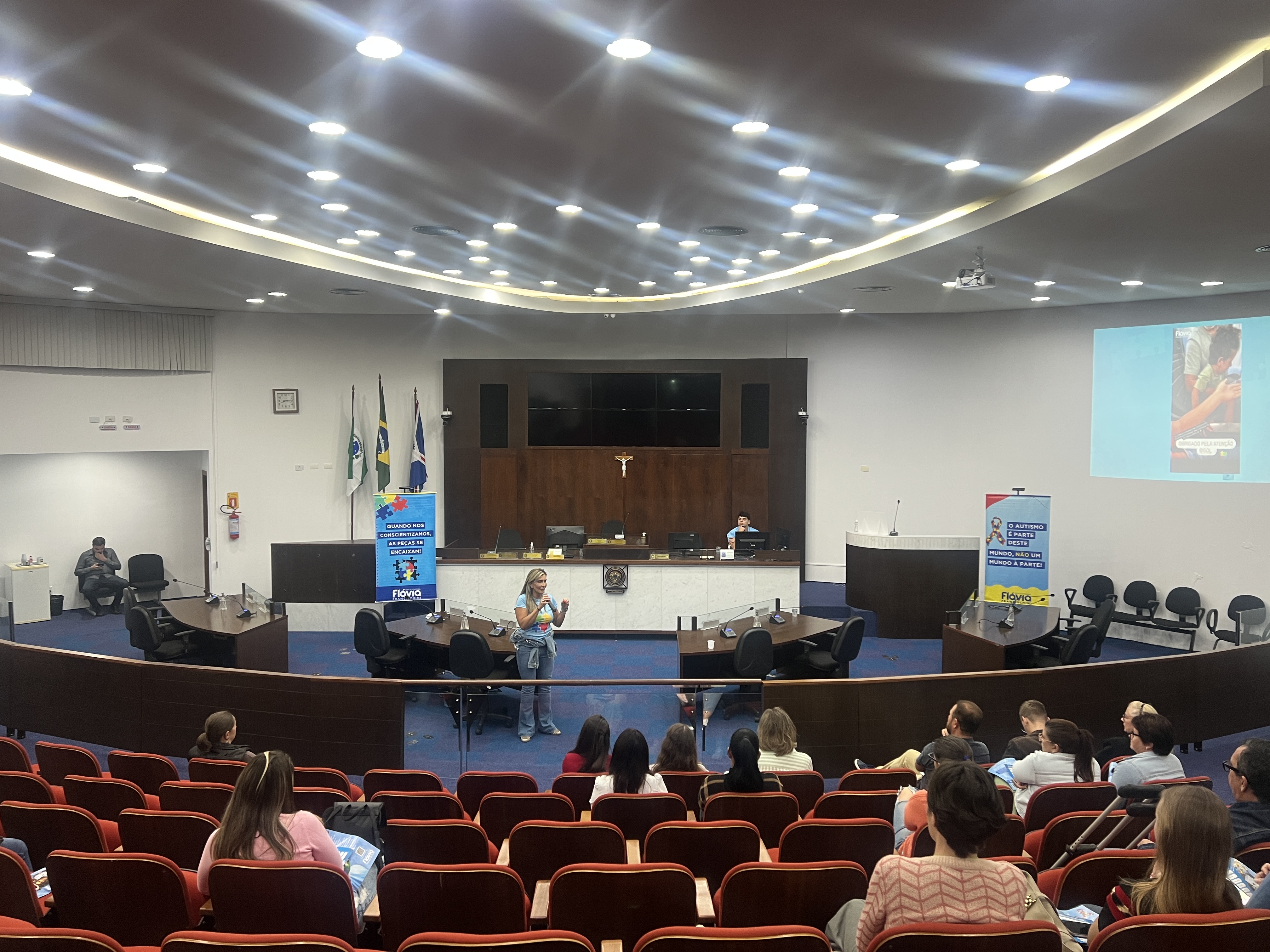 Palestra sobre o autismo é realizada no Plenário da CMCL