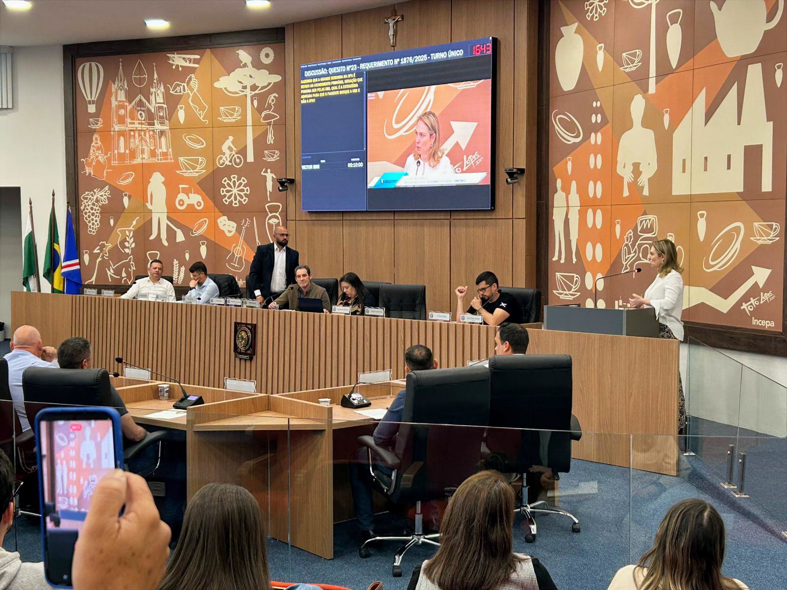 Vereadores realizam sabatina de mais de duas horas com 25 questionamentos à secretária de Saúde