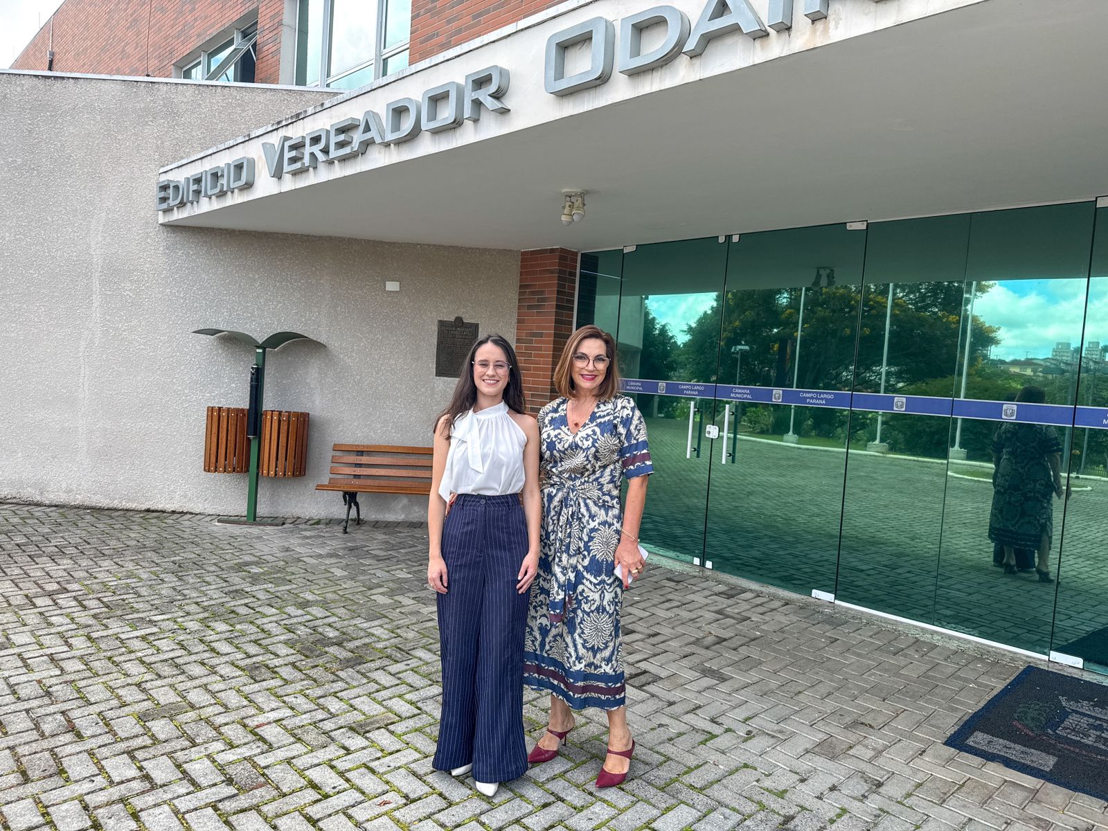 Vice-prefeita Chrystiane Chemin e secretária Isabella Rivabem visitam a Câmara Municipal