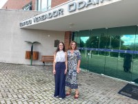 Vice-prefeita Chrystiane Chemin e secretária Isabella Rivabem visitam a Câmara Municipal